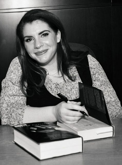 Author portrait Author Portraits, Stephenie Meyer, Favorite Celebrities, Celebrities, Books, Quick Saves