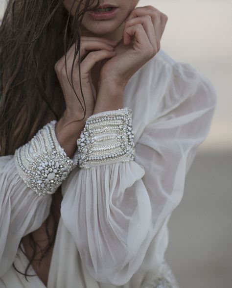 love the cuffs on this dress--reimagine them as bracelets Couture Dior, Detail Couture, White Clothing, Mode Boho, فستان سهرة, Mode Inspiration, Fashion Details, Bling Bling, White Shirt