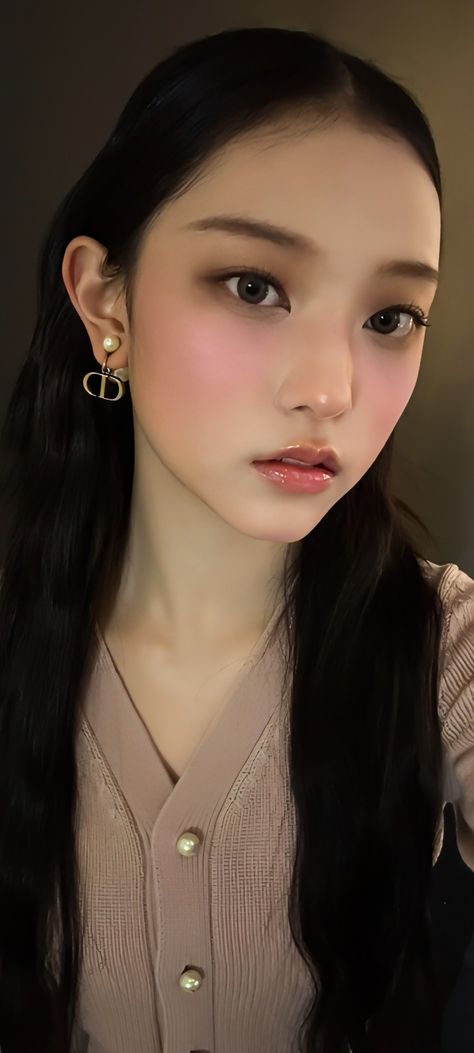 Haerin Make Up, Newjeans Makeup, Haerin Newjeans Wallpaper, Make Up Styles, Newjeans Wallpaper, Face Card, Kpop Idols, Aesthetic Makeup, Up Styles