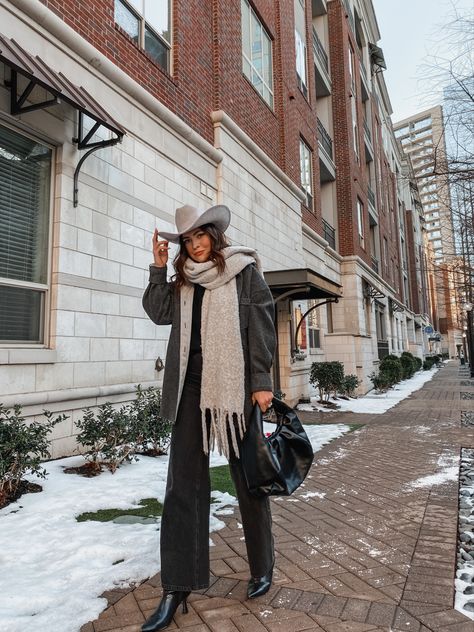 Winter Cowboy Hat Outfit, Celebrity Cowboy Boots Outfit, Minimal Cowgirl Outfit, Western Hat Outfit Winter, Cowboy Hat Outfit Woman Winter, Styling Cowboy Hat, Women’s Cowboy Hat Outfits, Western Mountain Aesthetic Outfits, Black Felt Cowboy Hat Outfit