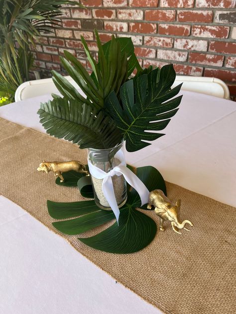 Safari Centerpieces, Safari Baby Shower Decorations, Safari Baby Shower Boy, Jungle Thema, Classy Baby Shower, Baby Shower Giraffe, Two Wild, Jungle Baby Shower Theme, Safari Theme Party