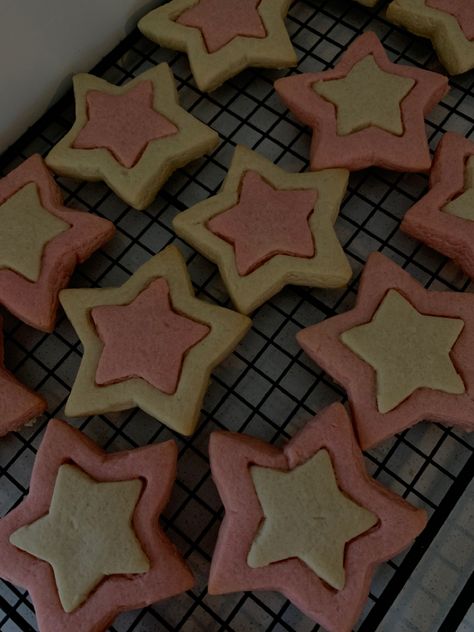 Cute Things To Bake Aesthetic, Cookie Decorating Aesthetic, Sugar Cookie Aesthetic, Aesthetic Sugar Cookies, Cute Cookies Aesthetic, Sugar Cookies Aesthetic, Cute Baking Ideas, Aesthetic Cookies, Pinterest Cookies