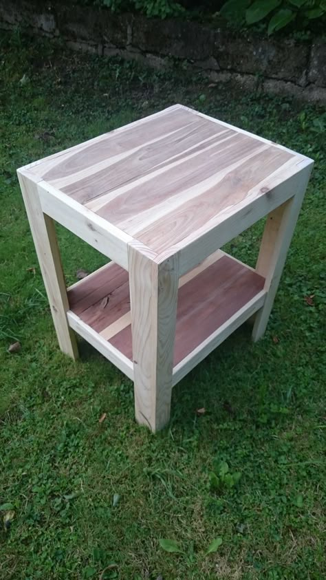 A small garden coffee table made entirely out of reclaimed pallet wood.      #Garden, #PalletTable, #RecyclingWoodPallets Wood Table Design, Garden Coffee Table, Garden Coffee, Woodworking Furniture Plans, Furniture Beds, Wooden Pallet Projects, Woodworking Table, Wood Pallet Projects, Outdoor Coffee Tables