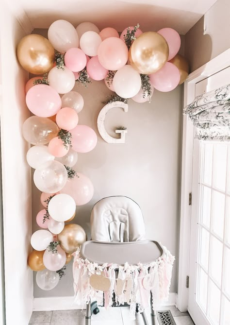 Onederful Balloon Garland, 1st Birthday Party Balloon Decor, First Birthday Decoration At Home, Home First Birthday Party, Simple First Birthday Girl, 1st Birthday Balloon Arch, First Birthday Diy, Birthday Balloon Garland, 1st Birthday Girl Dress