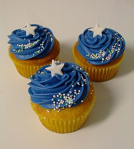 Star cupcakes. (Can you tell I'm obsessed with this celestial theme right now?) Flamingo Cupcakes, Star Cupcakes, Fancy Cupcakes, Cupcakes Decorados, Space Birthday Party, Fondant Cupcakes, Space Birthday, Themed Cupcakes, Cakepops