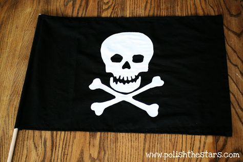 Imaginary Play Week: Pirate Crafts & Activities Diy Pirate Flag, Peter Pan Crafts, Treasure Chest Craft, Diy Pirate, Pirate Room, Disney Dream Cruise, Flag Diy, Pirate Crafts, Pirate Boats