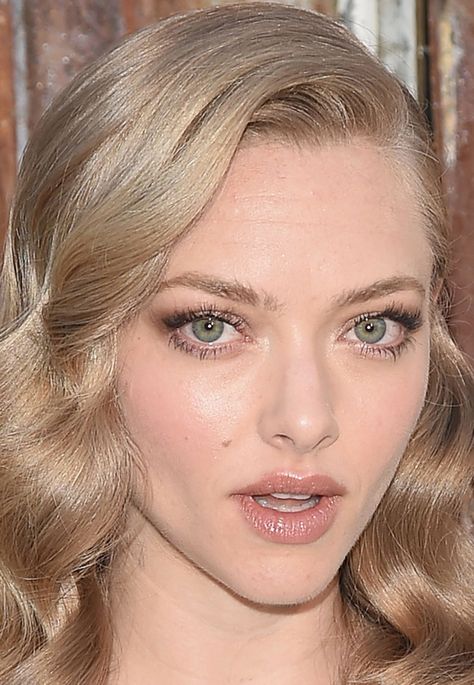 Lips With a Rounded Cupid's Bow: This lip shape points to a person who is extra kind. They're generally more compassionate, take more time with people, and are considerate of others. Famous Blondes, Hollywood Curls, Ombre Blond, Hollywood Hair, Hollywood Waves, Braut Make-up, Bleach Blonde, Amanda Seyfried, Bridal Hair And Makeup