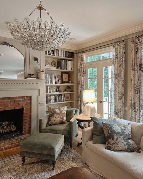 Interior Design Timeless, French Living Rooms, Country Interior Design, French Country Living, French Interior Design, French Country Living Room, Country Living Room, French Interior, French Country House