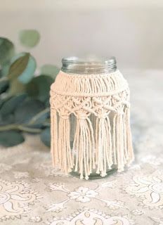 Aprende cómo decorar botellas y frascos con nudos de macrame ~ Mimundomanual Macrame Vase, Macrame Candle Holder, Tutorial Macramé, Makramee Diy, Small Macrame, Macrame Knots Pattern, Diy Macrame Plant Hanger, Macrame Wall Hanging Patterns, Macrame Hanger