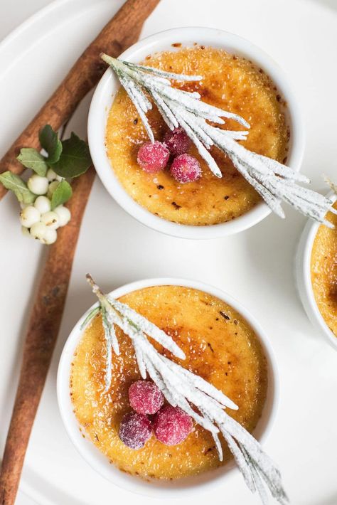 Finally a Christmas dessert that will leave everyone happy! Get this eggnog crème brûlée recipe from White Table Catering and serve it at your Christmas dinner this year! Egg Nog Crème Brûlée, Eggnog Creme Brulee Recipe, Egg Nog Creme Brulee, Christmas Panacota, Christmas Creme Brulee Recipe, Creme Brulee Christmas, Cranberry Creme Brulee, Holiday Creme Brulee, Eggnog Creme Brulee