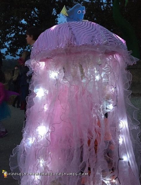 Stunning Homemade Jellyfish Costume Diy Jellyfish Costume, Jellyfish Costume Diy, Jellyfish Halloween Costume, Jellyfish Halloween, Under The Sea Costumes, Halloween Eats, Diy Jellyfish, Sea Costume, Jellyfish Costume