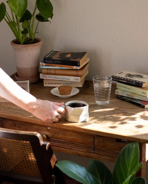 Coffee, table, books, aesthetic photos Willa Cather, Deco Studio, My Mood, Caravaggio, Coffee And Books, Slow Living, Book Aesthetic, Coffee Time, My Dream Home