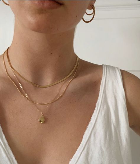 Minamilistic Jewelry, Necklace Aesthetic Gold, خواتم خطوبة, Necklace Aesthetic, Lucky Charm Necklace, Stacked Necklaces, Golden Jewelry, Best Jewelry, Dope Jewelry