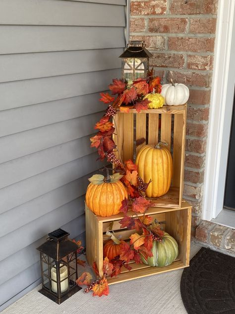 Fall Front Porch Decor With Crates, Fall Decor Ideas For Apartment Front Door, Covered Porch Fall Decor, Autumn Doorstep Decor, Fall Decor Porch Ideas Diy, Small Front Step Fall Decor Ideas, Wood Crates Fall Decor, Small Front Yard Fall Decor Ideas, Fall Harvest Decorations Front Porch