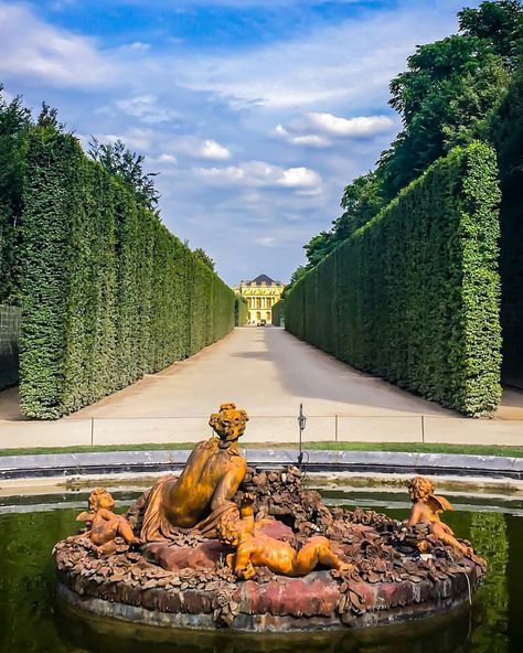 Chateau Of Versailles, Versailles Garden Aesthetic, Palace Of Versailles Garden, Garden Of Versailles, French Chateau Mansion, Versailles Wedding, Versailles Gardens, Roman Garden, Versailles Garden