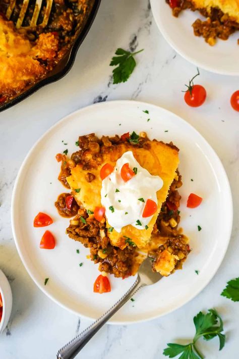 This Easy Jiffy Tamale Pie is a simple, super flavorful one-pan meal! A delicious mixture of meat, veggies and enchilada sauce is topped with an easy, cheesy cornbread (from Jiffy mix!), then baked until golden brown. Pile on your favorite toppings and enjoy! This dish can also be made ahead and frozen and is perfect for busy weeknights! Tamale Pie With Jiffy Cornbread, Jiffy Tamale Pie, Tamale Pie Casserole, Tamale Pie Recipe, Cheesy Cornbread, Leftover Cornbread, Cornbread Recipe Sweet, Jiffy Mix, Corn Casserole Recipe