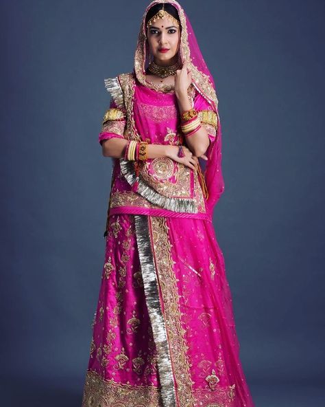 Poshak Blouse Design, Rajasthani Bride, Indian Bride Photography Poses, Rajasthani Dress, Rajputi Dress, Couple Wedding Dress, Indian Bridal Photos, New Saree Blouse Designs, Saree Designs Party Wear