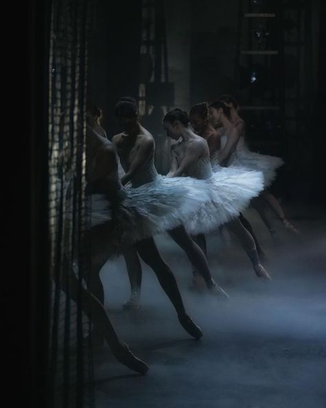 Old Ballet Aesthetic, Dancing In Your Room Aesthetic, Dark Ballet Aesthetic, Ballerina Kids, Ballet Aesthetic, Dance Aesthetic, Ballerina Painting, Ballet Photos, Ballerina Dancing