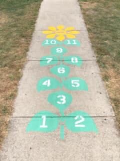 paint a cute hopscotch on the basketball court pad near the trampoline and play house Hopscotch Ideas Sidewalk Paint, Painted Hopscotch, Creative Hopscotch Ideas, Hopscotch Ideas Sidewalk Chalk, Fun Hopscotch Ideas, Hop Scotch Ideas, Hopscotch Ideas, Chalk Doodles, Whiteboard Drawings