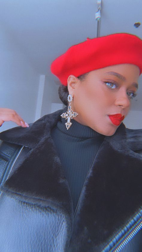 Beret hat winter style. Moto faux fur biker jacket. Short Hair With Beret Hat, Beret With Ponytail, French Hat Outfit Black Women, Beret Black Women, Beret Hat Outfit Black Women, Outfits With Beret Hats Black Women, Outfits With Beret Hats, Blue Beret Outfit, Beret Hairstyles