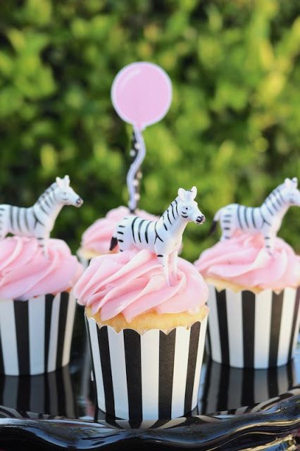 Zebra Birthday Party, Pink Decorations, Zebra Birthday, Jungle Thema, Zebra Party, Wild Birthday Party, Jungle Theme Birthday, Zoo Birthday, Wild One Birthday Party