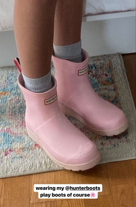 Rain Boots Outfit, Rain Boot Outfit, Shoe Wishlist, Shoe Inspo, Aesthetic Shoes, Swag Shoes, Pink Mini, Pretty Shoes, Dream Shoes