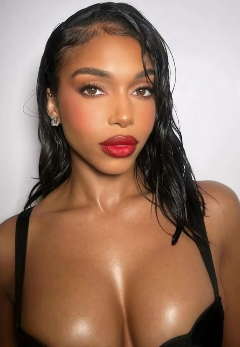 Red Lipstick Outfit, Red Lips Makeup Look, Makeup Books, Makeup For Black Skin, Lori Harvey, Brown Skin Makeup, Dark Makeup, Red Lipstick, Gorgeous Makeup