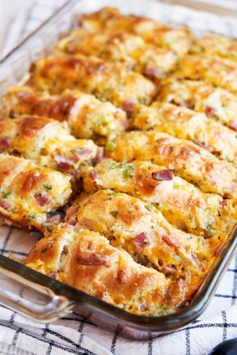 Cresent Roll Breakfast Bake, Easy Recipe For Large Groups, Quick And Easy Dinner Recipes For A Crowd, Egg Wich Recipe, Hand Held Food Meals, Fun Weekend Breakfast Ideas, Easy Puff Pastry Breakfast Recipes, Breakfast Handhelds, Company Breakfast Ideas