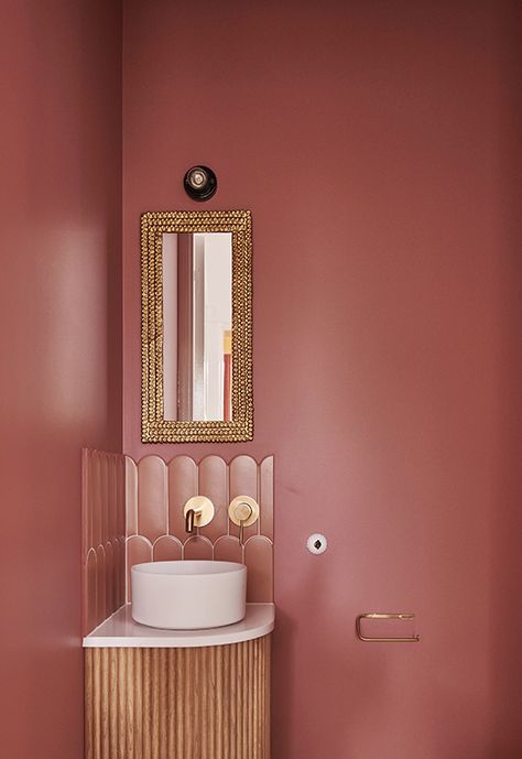 Toilette Rose, Wallpaper Decor Ideas, Wallpaper Design Ideas, Terracotta Walls, Small Downstairs Toilet, Pink Toilet, Terracotta Pink, Decor Inspiration Diy, Bathroom Sink Design