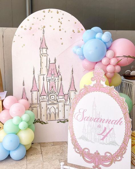 Aesthetic Princess Party, Disney Princess Balloon Arch, Princess Backdrop Ideas, Princess Props, Disney Princess Theme Birthday Party, Sleeping Beauty Birthday Party, Princess Frame, Baby Shower Princess Theme, Disney Princess Theme