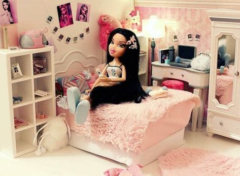 Jade Bratz, Brat Doll, Antique Dollhouse, Diy Barbie Furniture, Doll House Plans, Grunge Room, Doll Display, Barbie Furniture, Bratz Doll