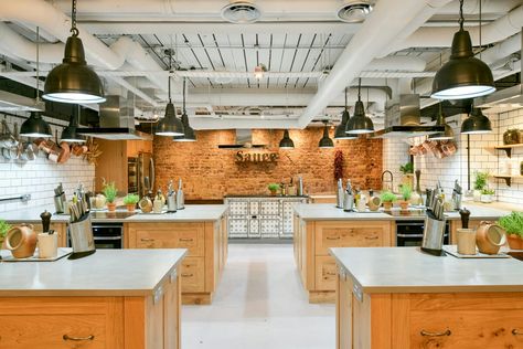 Cooking School Interior, Cooking School Design, Cooking Class Kitchen, Cooking Classes Design, Cooking School Kitchen, Pasta Bread, Communal Kitchen, Classroom Interior, Sideboard Decor