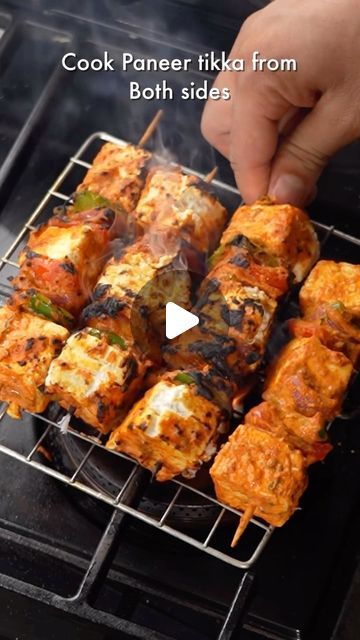 Spoons of Dilli on Instagram: "•STREET STYLE TANDOORI PANEER TIKKA RECIPE•😍 Love that Masaledaar Chatpata Street Style Paneer Tikka? Now, make that same taste at your home with some easy peasy steps! This is the BEST Paneer Tikka Recipe for sure🤤  Ingredients used are- Cooked Mustard Oil- 3 Tbsp Kashmiri red chilli powder- 3 Tsp Roasted Besan- 2 Tbsp Hung curd- 1/2 Cup Ginger garlic paste- 3 Tbsp Ajwain- 1 Tbsp Cumin powder- 1/2 Tsp Garam Masala- 1 Tsp Chaat Masala- 1 Tsp Black salt- 1/2 Tsp Green chillies and fresh coriander- 1 Tbsp each Salt to taste Veggies- Onion, capsicum and tomato Paneer cubes  Pro Tip- If you are also using wooden satay sticks for cooking the paneer tikka just like us, make sure to dip them in water for just 10-20 seconds! This will ensure that they will not get Paneer Sizzler Recipe, Paneer Satay Recipe, Tandoori Paneer Tikka Recipe, Dry Paneer Recipes, Panner Tikka Snap, Recipe With Paneer, How To Make Paneer At Home, Paneer Recipes Snacks, Paneer Tandoori