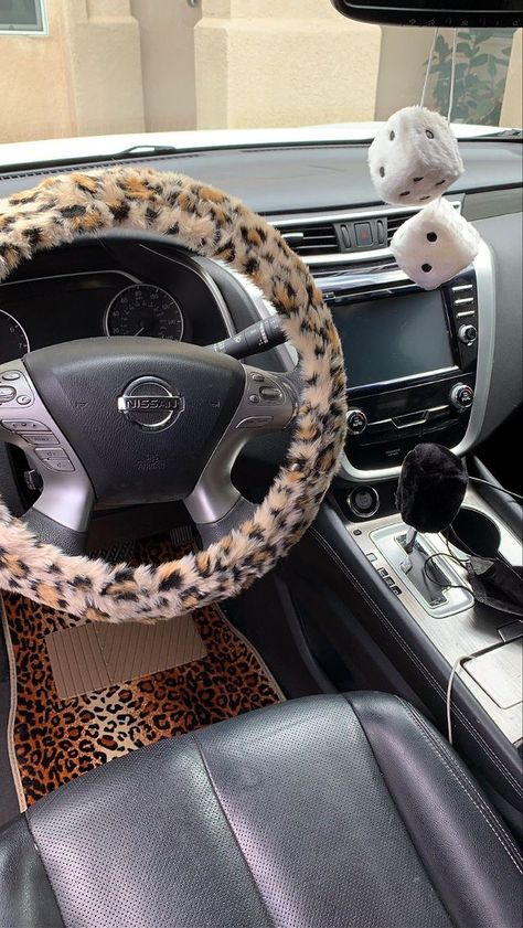 Car Decor Y2k, Car Decorations Interior Y2k, Y2k Car Aesthetic, Y2k Car Interior Decor, Boujee Car Interior, 2000s Car Decor, Aesthetic Car Interior Ideas, Grunge Car Accessories, Car Accessories Cute