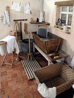 Mini Laundry, Dolls House Ideas, Narrow Rooms, Make A Door, Dollhouse Inspiration, Dollhouse Miniatures Kitchen, Doll House Ideas, Victorian Kitchen, Vintage Laundry