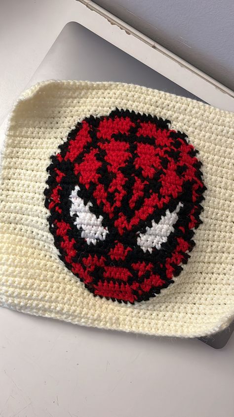 Spider Man Granny Square, Crochet Projects Spiderman, Spiderman Crochet Grid, Spiderman Crochet Ideas, Spiderman Crochet Blanket, Spiderman Bag, Crochet Spiderman, Spiderman Crochet, Crochet Cat Hat