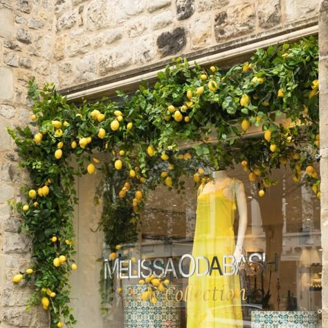 Floral decor solutions Lemon Window Display, Floral Window Display, Summer Window Display, Summer Window, Christmas Staircase, Decoration Vitrine, Boutique Decor, Italian Decor, Lemon Decor