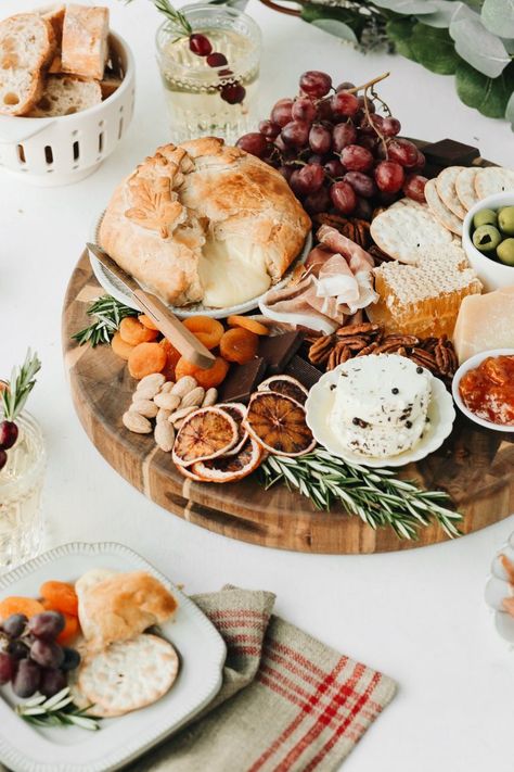 How to Create the Ultimate Holiday Cheese Board Holiday Cheese Board, Baked Brie Cheese, Holiday Cheese Boards, Holiday Cheese, Food Boards, Charcuterie And Cheese Board, Brie Cheese, Cheese Platter, Baked Brie