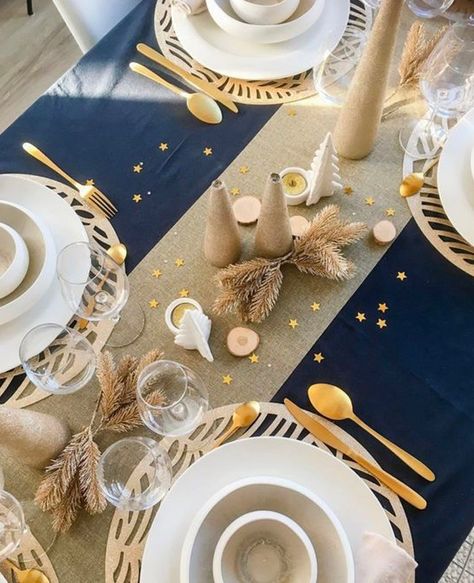 deco table noel bleu or moderne set table doré moderne couverts dorés nappe bleue assiette blanche et bois Navy Gold Christmas Table, Blue And Gold Christmas Table, Gold Thanksgiving Table, Celestial Christmas, Banquet Table Decorations, Christmas Table Decorations Centerpiece, Church Christmas Party, Christmas Dessert Table, Xmas Table Decorations