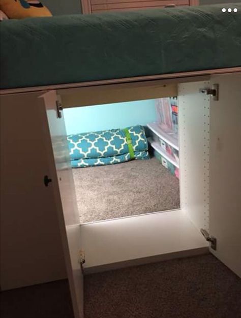 IKEA cabinets made into secret space for kids under bed Queen Loft Beds, Diy Loft Bed, Bed In Closet Ideas, Tiny Bedrooms, Diy Bathroom Furniture, Diy Apartment Furniture, Furniture Small Spaces, Pallet Furniture Bedroom, Small Room Design