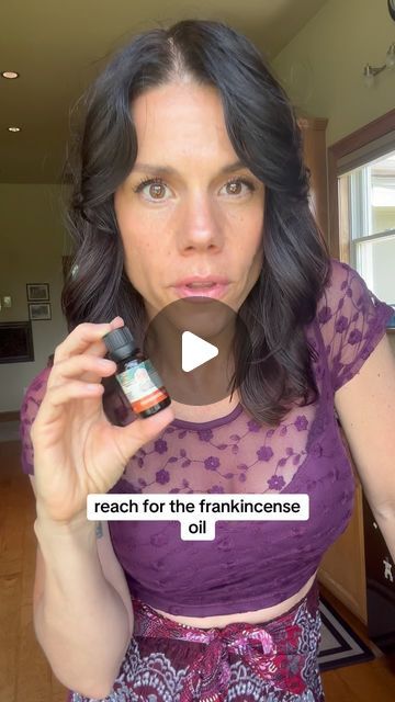 Melanie Sandford on Instagram: "Retinol is a potent form of synthetic vitamin A-frankincense oil is all natural and a great way to achieve the same results except it’s much more gentle on the skin and it’s not synthetic. Always mix your frankincense oil with a carrier oil, my favorite castor oil and jojoba oil which makes the serum. 1 ounce of castor oil, 1 ounce of jojoba oil and 5 to 10 drops of frankincense, depending on the sensitivity of your skin. This way you are controlling how much frankincense you’re putting in your carrier that way you can avoid irritation, dryness, or redness. As always, this is not medical advice and I’m not a medical professional. Please do your research before using any product. All the oils are available in my Linktree in my bio. Frankincense by @gurunanda. Castor Oil And Frankincense, Frankincense For Face, Frankincense Oil For Face, Castor Oil Jojoba Oil Frankincense, How To Use Frankincense Essential Oil, Frankensence And Castor Oil Recipe, Frankensence Oil Uses, Frankensence Oil For Face, Frankensence Oil