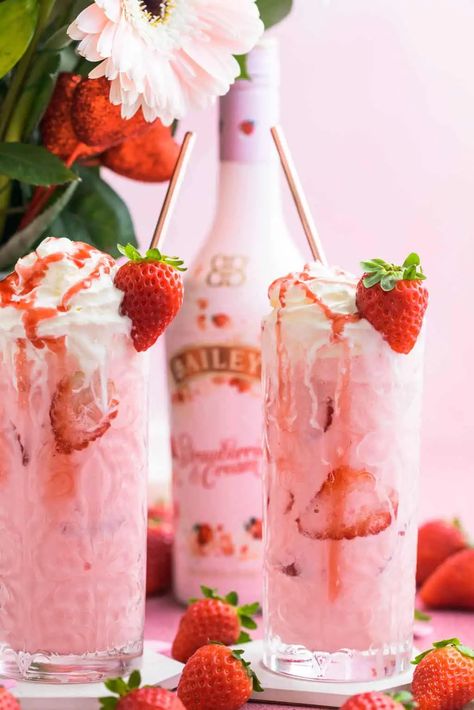 Baileys Strawberries and Cream Pink Mudslide Recipe — Sugar & Cloth Strawberry Sippin Cream Recipes, Strawberry Cream Alcohol Drinks, Baileys Pink Drink, Alcoholic Valentines Drinks, Valentine’s Day Mudslide, Strawberries And Cream Alcoholic Drink, Baileys Valentines Day Drinks, Love Cocktails Drink Recipes, Bailey Strawberry And Cream Recipes