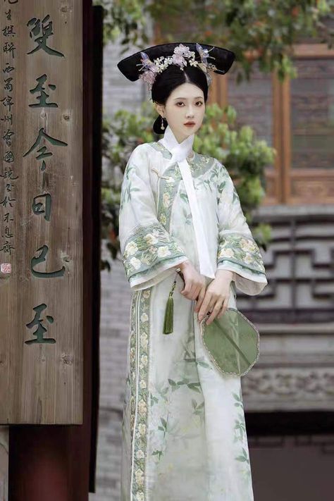 Big Sleeves Dress, Imperial Clothing, Qing Dynasty Fashion, Qing Dynasty Clothing, Empresses In The Palace, Chinese Traditional Costume, Flag Embroidery, China Dress, Beauty Clothes