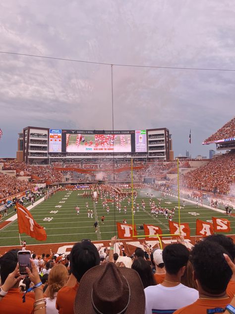 Texas University Longhorns, Texas College Football, Ut Football, College Necessities, Tennessee Volunteers Football, Ut Longhorns, College Vision Board, Texas Longhorns Football, Longhorns Football