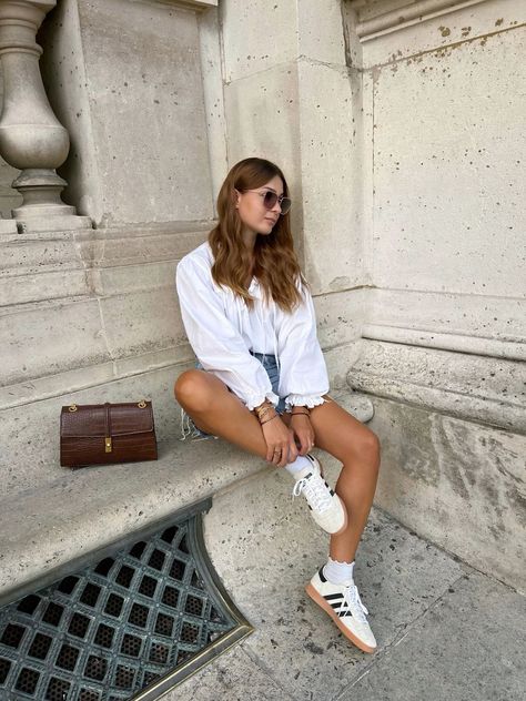 Samba Spring Outfit, French Sneakers Outfit, Beige Spezial Adidas Outfit, Sambae W Adidas Outfit, Adidas Spezial Summer Outfit, Styling Adidas Spezial, Adidas Gazelle Outfit Summer, Adidas Spezial Outfit Woman, Adidas Samba Outfit Women Summer