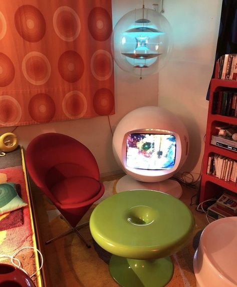 Retrofuture Interior, Retro Futurism Bedroom, 70s House Interior, Space Age Interior, Space Age Furniture, Space Age Aesthetic, 70s Room, Modern Minimalist Interior Design, Modern Night Light