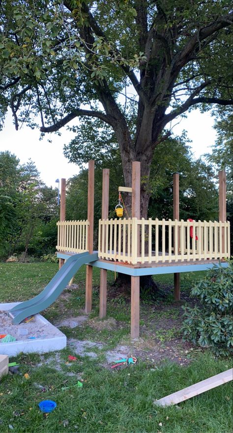 DIY contemporary tree fort for the kids 👌🏻 They love it! Diy Tree House For Kids Easy, Tree Forts For Kids, Tree Platform For Kids, Cheap Diy Kids Outdoor Play Area Ideas, Diy Tree House For Kids, Natural Playground Backyard, Diy Playset Outdoor, Simple Tree House, Diy Kids Playground