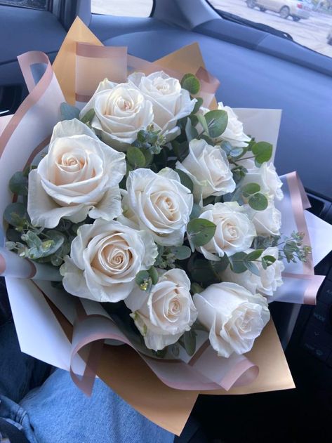 White Flower Bouquet Aesthetic, Car Romance, Ramos Aesthetic, Roses Bouquet Gift, White Flower Bouquet, Flowers For Men, White Rose Bouquet, White Rose Flower, Elegant Bouquet