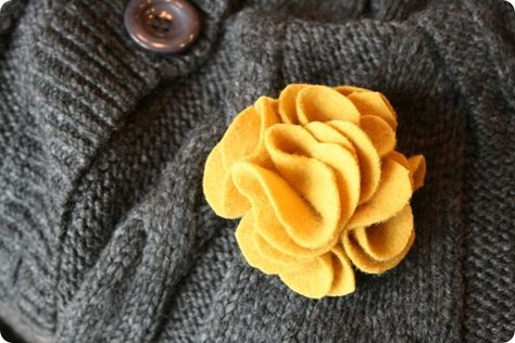 diy flower pin via jones design Pin Tutorial, Jones Design Company, Felt Flower Tutorial, Fabric Flower Pins, Diy Flores, Fall Projects, Felt Diy, Flower Pins, Yellow Flower