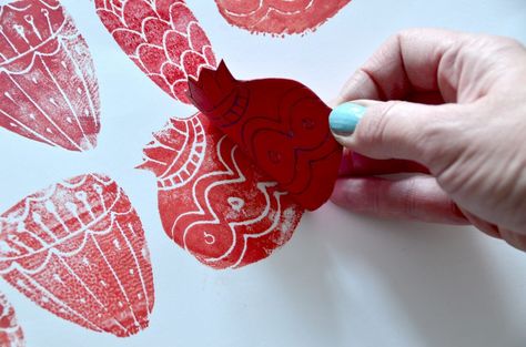 Flowers printed with Craft foam – Arte a Scuola Foam Sheet Printmaking, Foam Printing Ideas, Foam Printmaking Lesson, Craft Foam Projects, Foam Printmaking, Foam Paper Crafts, Styrofoam Printing, Foam Printing, Printmaking Projects